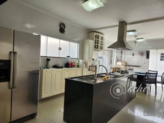 Casa Térrea em Vilas do Atlântico: 3 Suítes, Piscina e Área gourmet