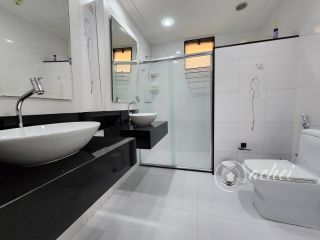 Casa Térrea em Vilas do Atlântico: 3 Suítes, Piscina e Área gourmet