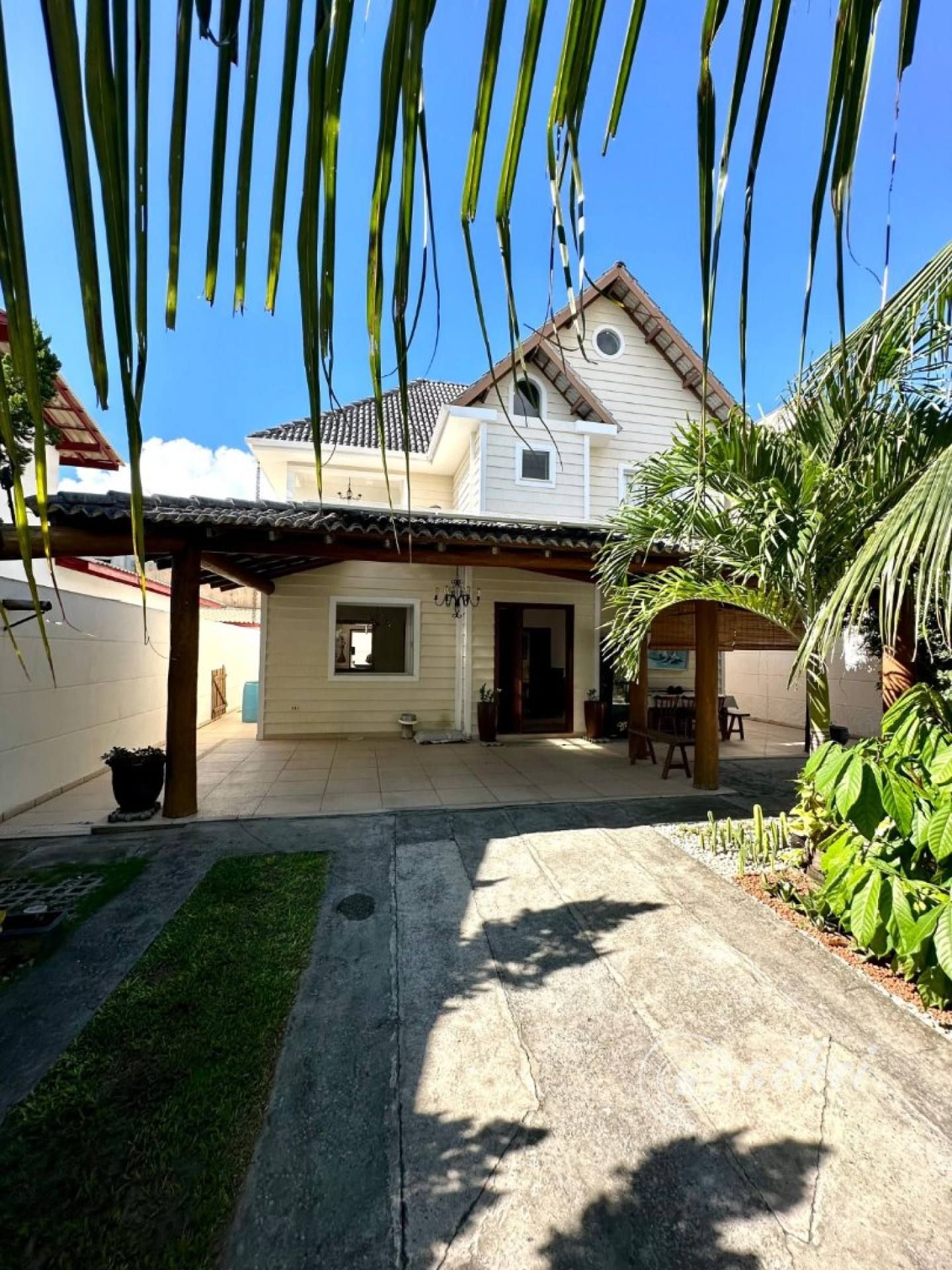 Casa Duplex à Venda em Vilas do Atlântico | 4 Suítes | Condomínio Fechado | Energia Solar