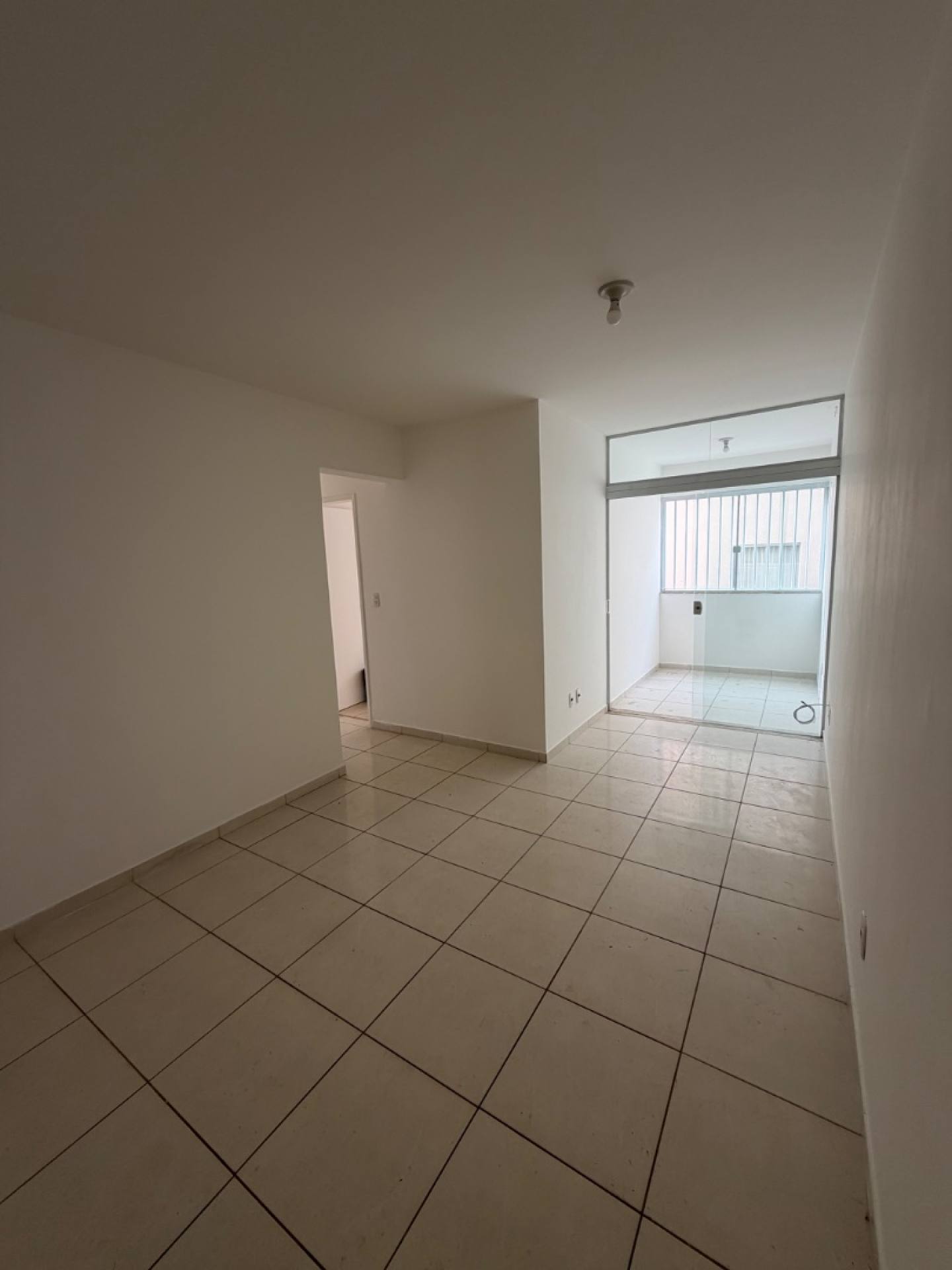 Apartamento 2/4 com Suíte e Varanda à Venda em Pitangueiras – Excelente Localização!