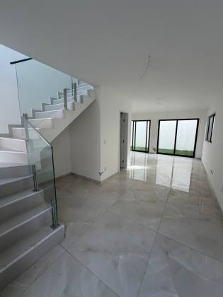 Casas Novas à Venda em Buraquinho | 3 Suítes e Condomínio com Piscina