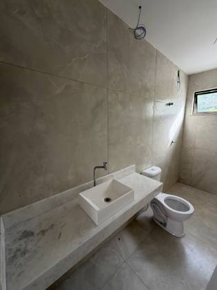 Casas Novas à Venda em Buraquinho | 3 Suítes e Condomínio com Piscina