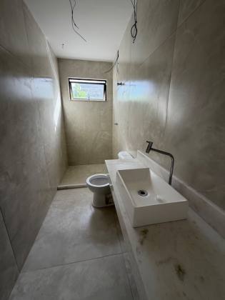 Casas Novas à Venda em Buraquinho | 3 Suítes e Condomínio com Piscina