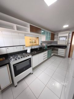 Casa 3 suítes em Buraquinho - Porteira Fechada