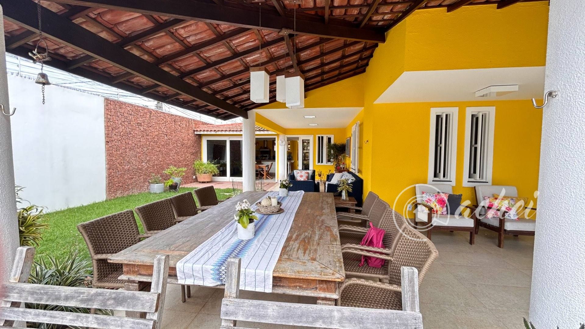 Casa de alto padrão com 4 suítes, piscina privativa e aproximadamente 500 m² de área construída