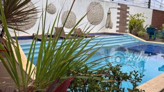 Casa de alto padrão com 4 suítes, piscina privativa e aproximadamente 500 m² de área construída