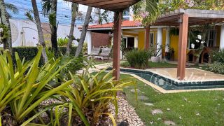 Casa de alto padrão com 4 suítes, piscina privativa e aproximadamente 500 m² de área construída