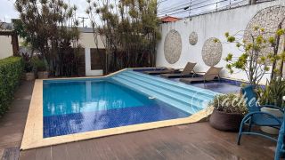 Casa de alto padrão com 4 suítes, piscina privativa e aproximadamente 500 m² de área construída