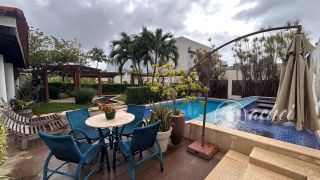 Casa de alto padrão com 4 suítes, piscina privativa e aproximadamente 500 m² de área construída