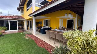 Casa de alto padrão com 4 suítes, piscina privativa e aproximadamente 500 m² de área construída