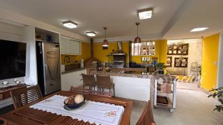Casa de alto padrão com 4 suítes, piscina privativa e aproximadamente 500 m² de área construída