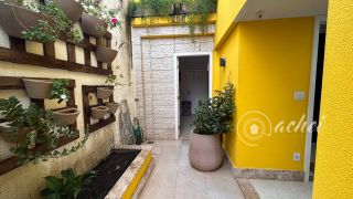 Casa de alto padrão com 4 suítes, piscina privativa e aproximadamente 500 m² de área construída