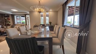Casa de alto padrão com 4 suítes, piscina privativa e aproximadamente 500 m² de área construída