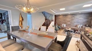 Casa de alto padrão com 4 suítes, piscina privativa e aproximadamente 500 m² de área construída