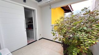 Casa de alto padrão com 4 suítes, piscina privativa e aproximadamente 500 m² de área construída