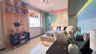 Casa de alto padrão com 4 suítes, piscina privativa e aproximadamente 500 m² de área construída