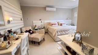 Casa de alto padrão com 4 suítes, piscina privativa e aproximadamente 500 m² de área construída