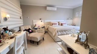 Casa de alto padrão com 4 suítes, piscina privativa e aproximadamente 500 m² de área construída