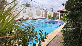Casa de alto padrão com 4 suítes, piscina privativa e aproximadamente 500 m² de área construída