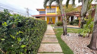Casa de alto padrão com 4 suítes, piscina privativa e aproximadamente 500 m² de área construída