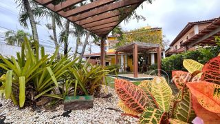 Casa de alto padrão com 4 suítes, piscina privativa e aproximadamente 500 m² de área construída