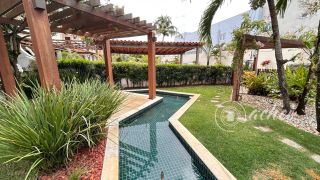 Casa de alto padrão com 4 suítes, piscina privativa e aproximadamente 500 m² de área construída