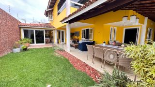 Casa de alto padrão com 4 suítes, piscina privativa e aproximadamente 500 m² de área construída