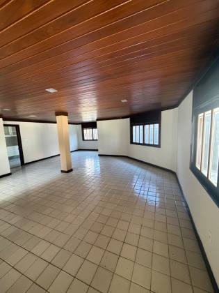 Casa 5/4 com 4 Suítes, Piscina Privativa e Área Gourmet para Locação