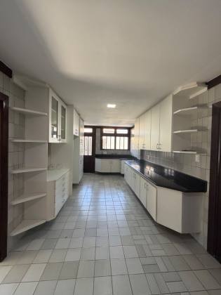 Casa 5/4 com 4 Suítes, Piscina Privativa e Área Gourmet para Locação