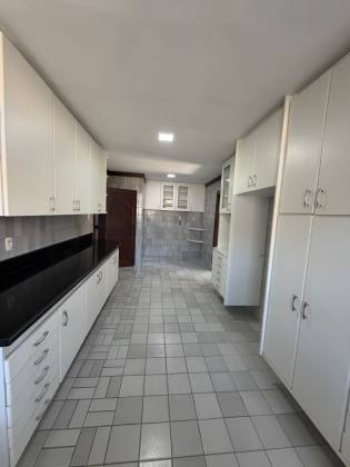 Casa 5/4 com 4 Suítes, Piscina Privativa e Área Gourmet para Locação