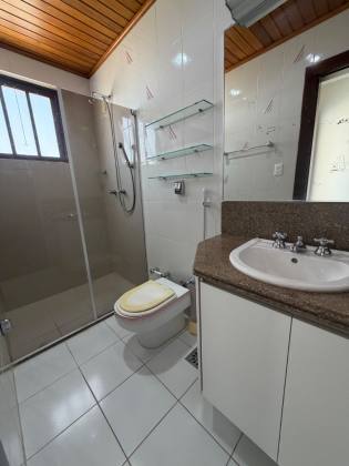 Casa 5/4 com 4 Suítes, Piscina Privativa e Área Gourmet para Locação