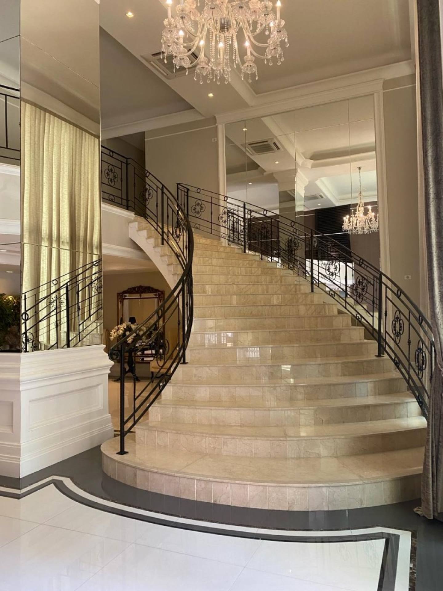 Apartamento finamente mobiliado com 4 suítes e 3 vagas de garagem no Le Grand Parc Residence