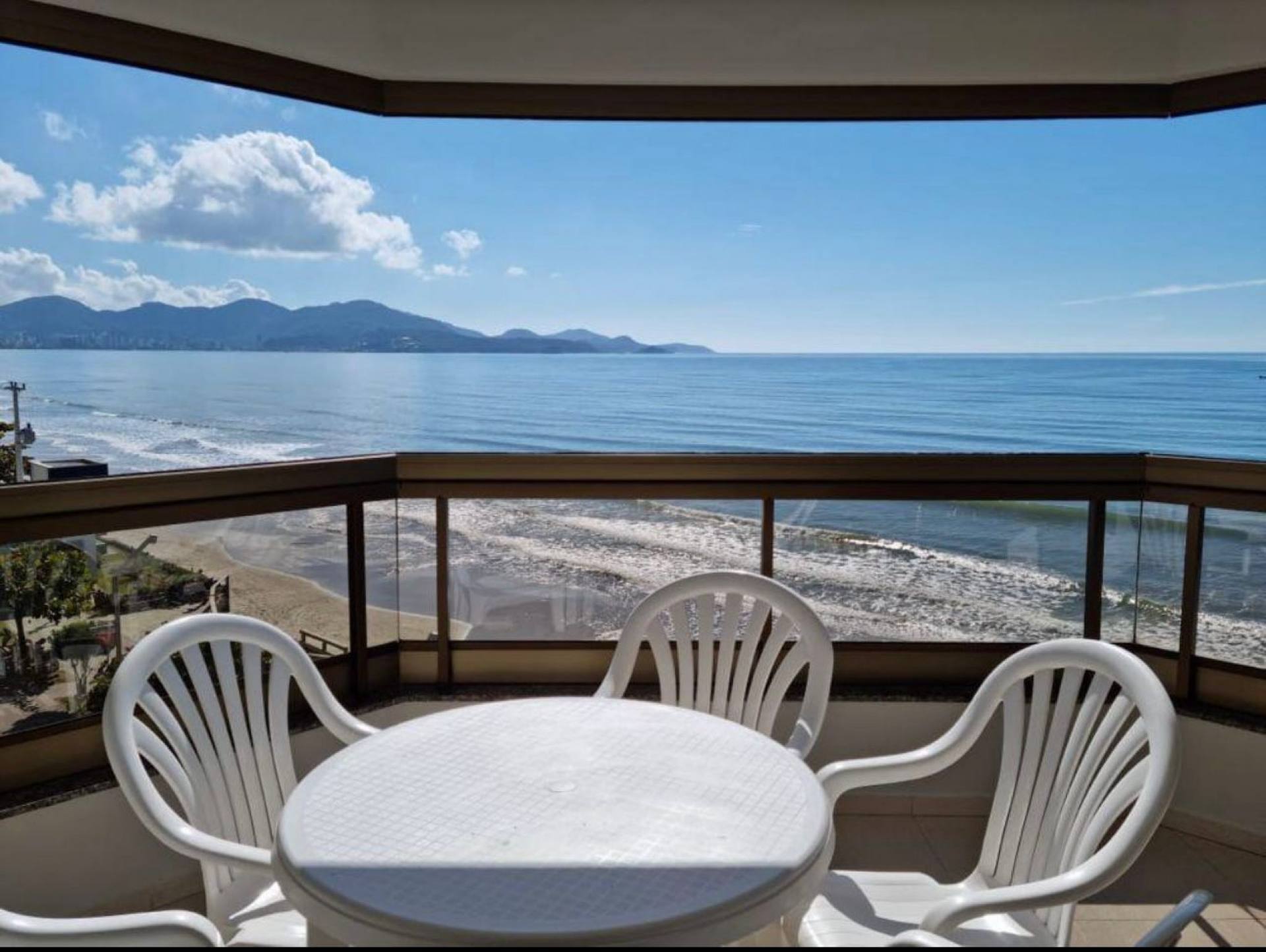 Exclusivo Apartamento à Beira-Mar em Meia Praia, Itapema/SC - Um Verdadeiro Refúgio Pé na Areia!