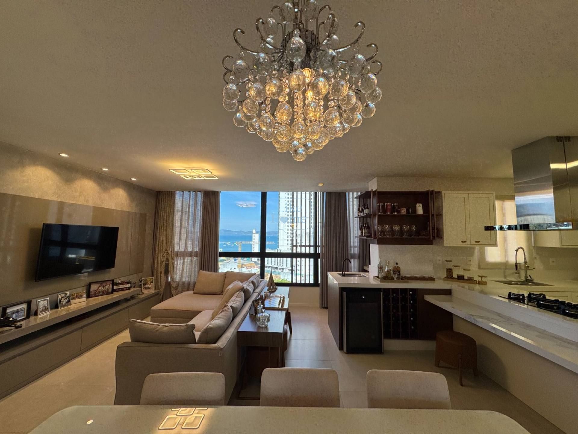 Apartamento à Venda 3 Suítes, 2 Vagas, Mobiliado e Vista para o Mar em Itapema