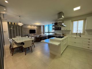 Apartamento à Venda 3 Suítes, 2 Vagas, Mobiliado e Vista para o Mar em Itapema