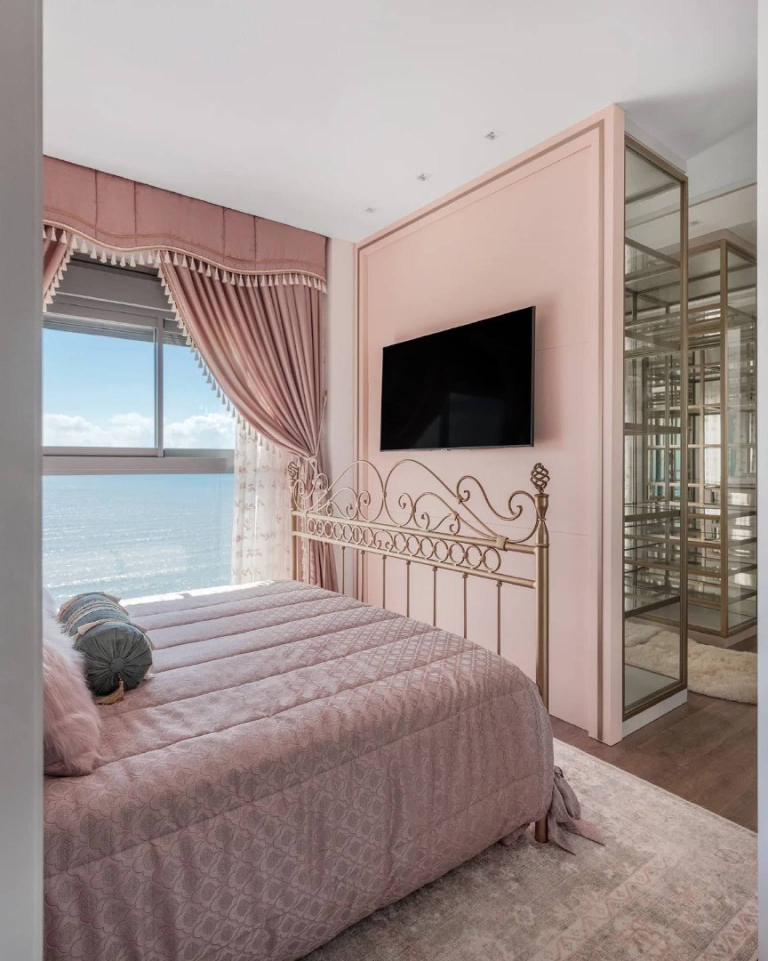 Apartamento 4 suítes FRENTE MAR no bairro Meia Praia em Itapema