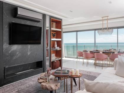 Apartamento 4 suítes FRENTE MAR no bairro Meia Praia em Itapema