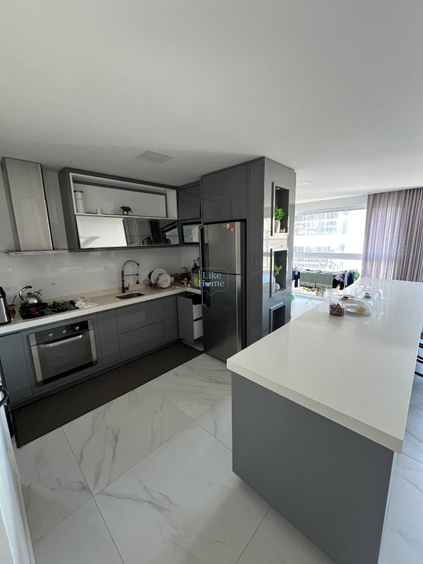 Apartamento mobiliado com 3 suítes e lazer completo no miolo da meia praia!