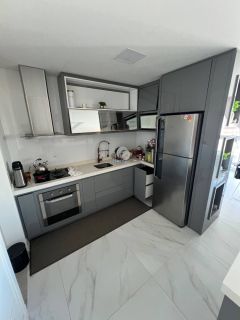 Apartamento mobiliado com 3 suítes e lazer completo no miolo da meia praia!