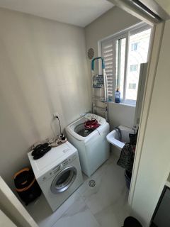 Apartamento mobiliado com 3 suítes e lazer completo no miolo da meia praia!