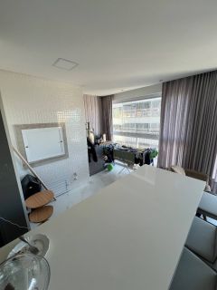 Apartamento mobiliado com 3 suítes e lazer completo no miolo da meia praia!