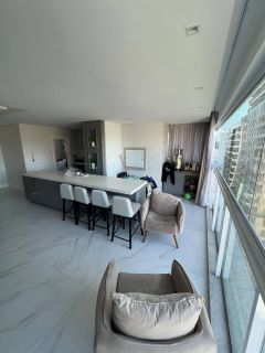 Apartamento mobiliado com 3 suítes e lazer completo no miolo da meia praia!