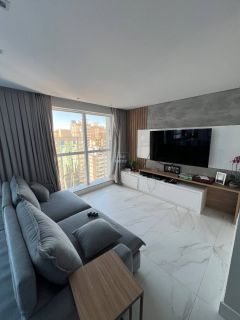 Apartamento mobiliado com 3 suítes e lazer completo no miolo da meia praia!