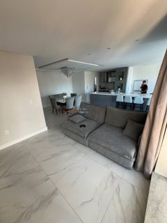 Apartamento mobiliado com 3 suítes e lazer completo no miolo da meia praia!