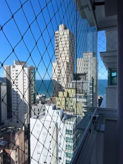 Apartamento mobiliado com 3 suítes e lazer completo no miolo da meia praia!