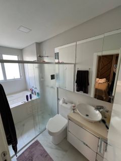 Apartamento mobiliado com 3 suítes e lazer completo no miolo da meia praia!