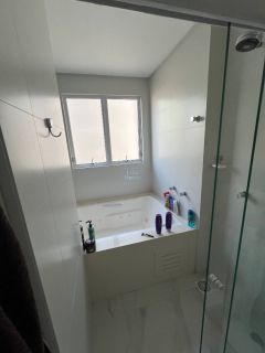 Apartamento mobiliado com 3 suítes e lazer completo no miolo da meia praia!