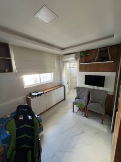 Apartamento mobiliado com 3 suítes e lazer completo no miolo da meia praia!