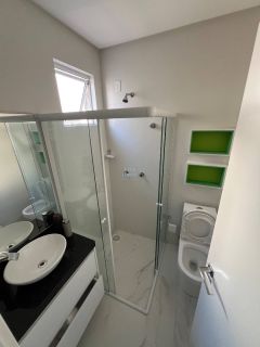 Apartamento mobiliado com 3 suítes e lazer completo no miolo da meia praia!