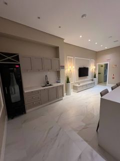 Apartamento mobiliado com 3 suítes e lazer completo no miolo da meia praia!